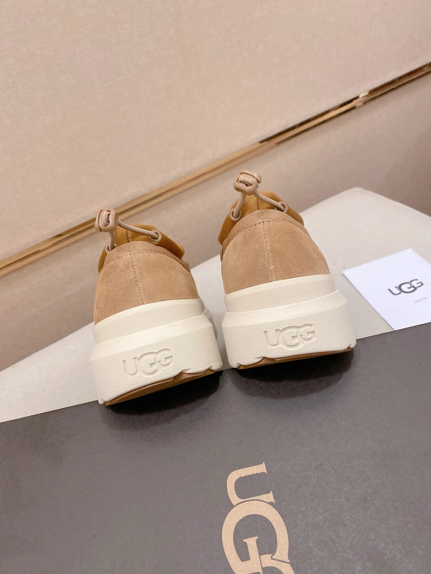 Factory price: 480💰Couple model💏 Same style as Wang Yibo, North American men's shoes Ugg ☃️In the special sale of new high-quality men's shoes snow boots in autumn and winter, the nemesis of extreme cold weather! Made of cowhide leather, merino wool lining, and original outsole, whether driving, outdoor or daily wear, there is always one that suits you! Male and female size: 35-46.